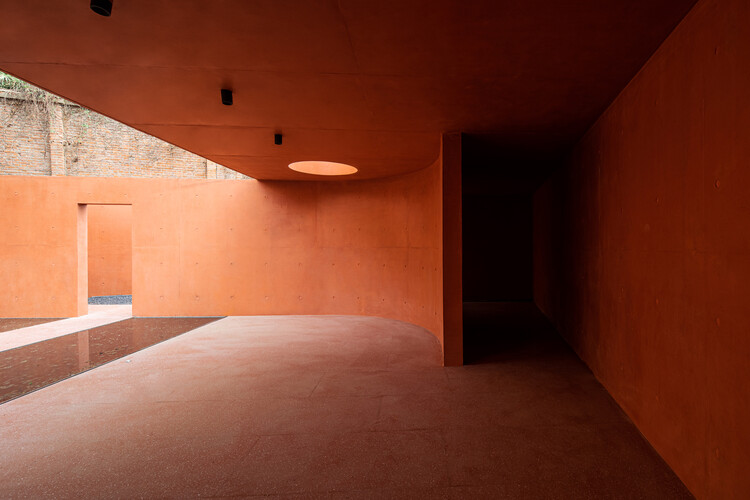 不止于灰：15 个探索红色色素混凝土的项目 - 1 的图像 32