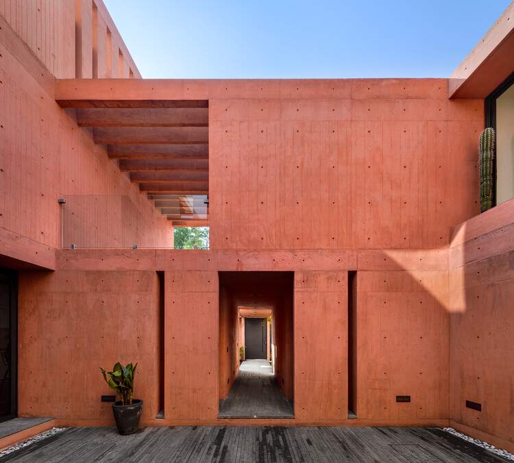 不止于灰：15 个探索红色色素混凝土的项目 - 5 的图像 32