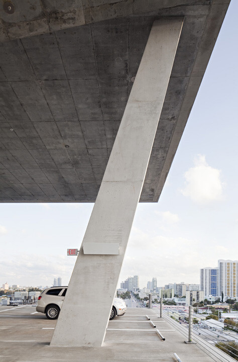 不止于停车：12 个重塑城市空间的停车楼项目 - 29 的图像 31