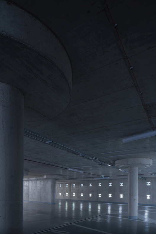 不止于停车：12 个重塑城市空间的停车楼项目 - 28 的图像 31