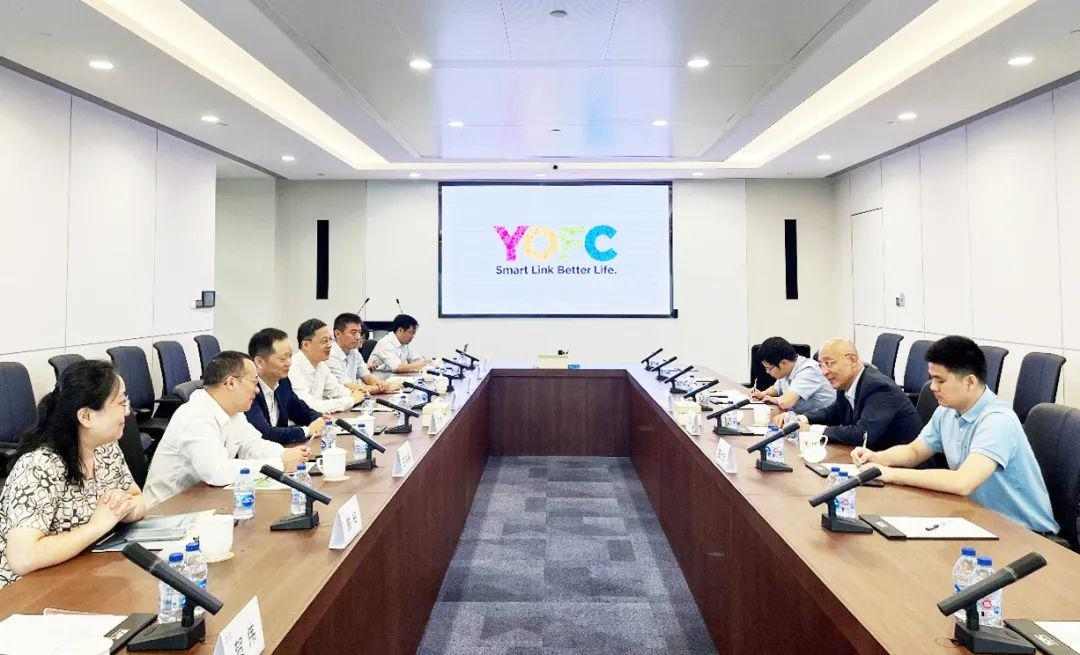 阎晓峰专题调研长飞光纤新材料研发进展(图2)