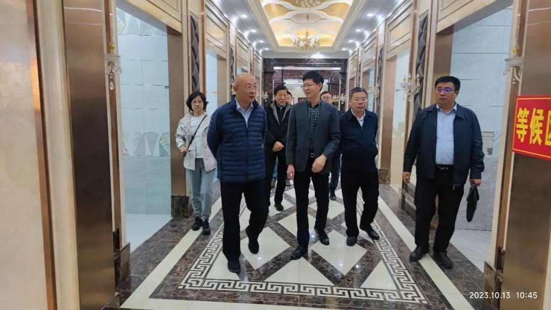 阎晓峰调研济南大学 建材行业智能化转型提速(图1)